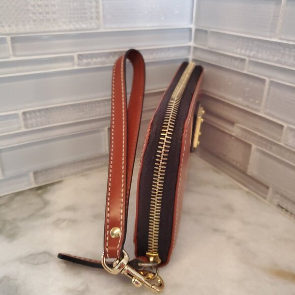 NWOT Dooney and Bourke Selleria British Tan Med Zip Wristlet - Picture 3 of 10